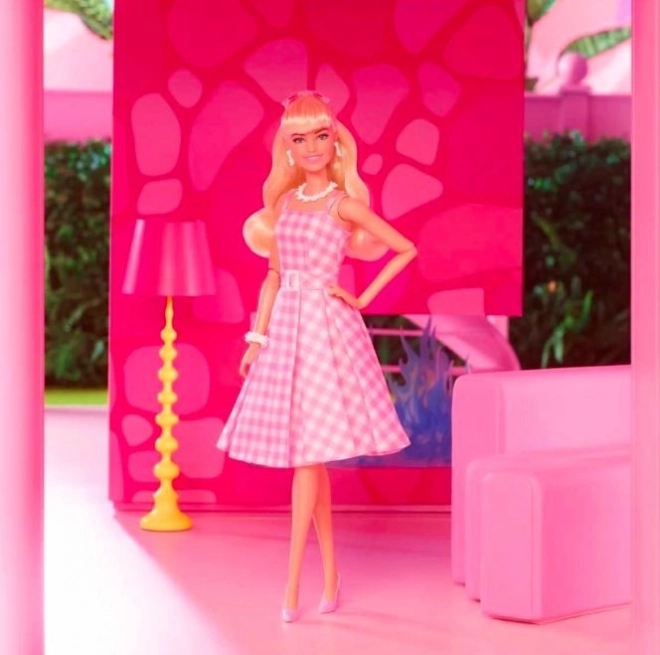 Filmische Barbie-Puppe Margot Robbie als Barbie im rosa Kleid