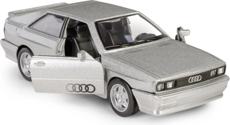 Öffnende Türen und detailreiches Interieur