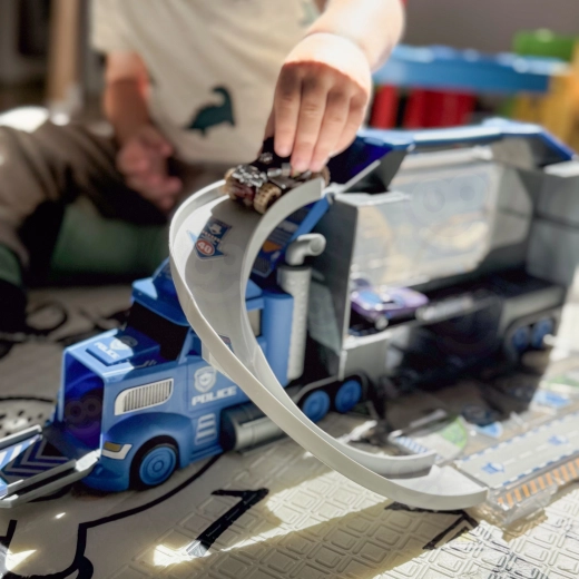 Ausklappbare Rennstrecke mit Action