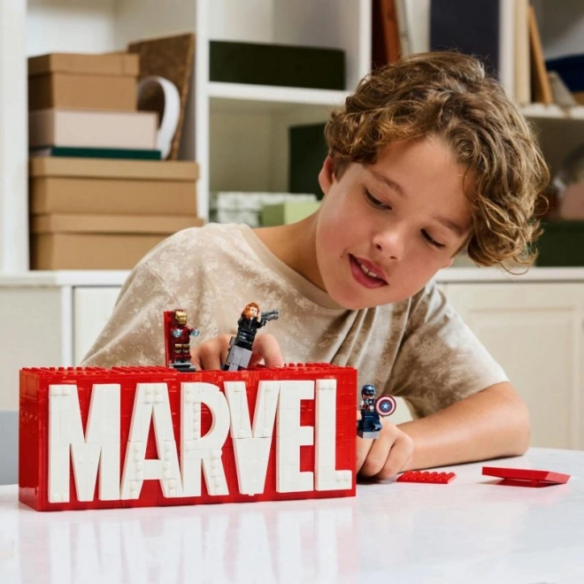 Marvel Logo mit Minifiguren Bausteinset