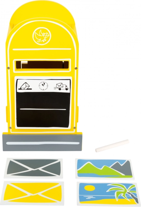 Holzbriefkasten mit Briefen