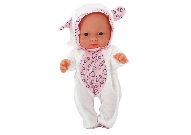 Niedliche Babypuppe mit weißem Outfit und Mütze