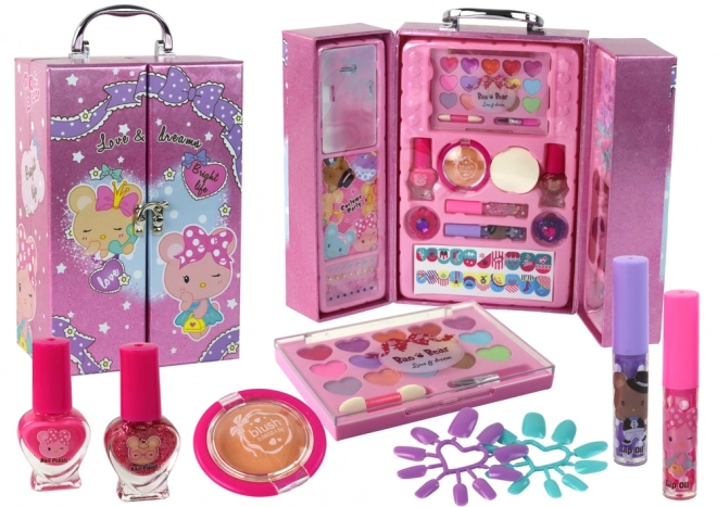 Kosmetik-Set für Make-up und Nägel im rosa Koffer