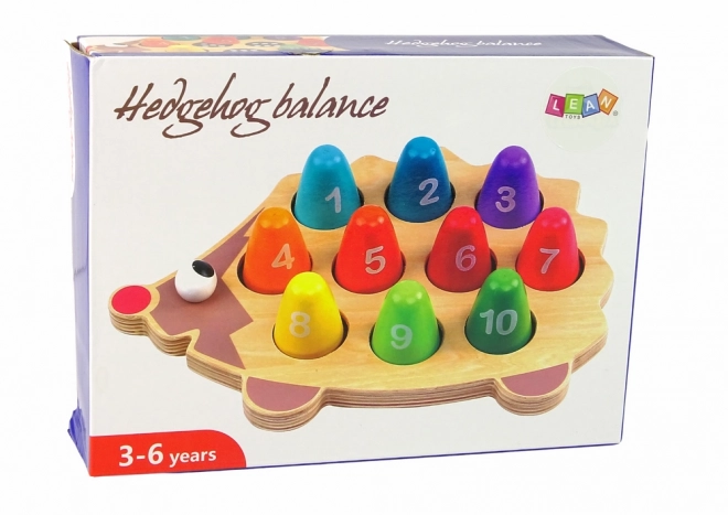 Holziger pädagogischer Igel mit bunten Spielfiguren