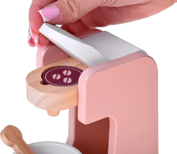 Kapsel-Kaffeemaschine mit Tasse und Löffel