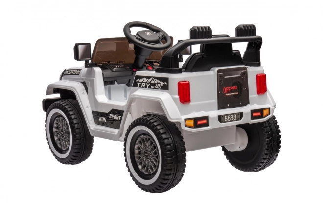 Weißer Offroad-Wagen Mountain