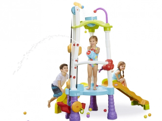 Kletterturm mit Wasserrutsche