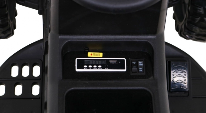 Titan-Traktor mit rotem Anhänger