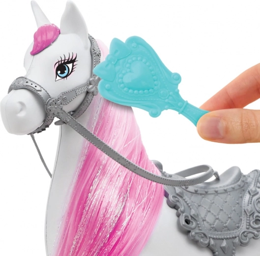 Spaß beim Kämmen der Mähne