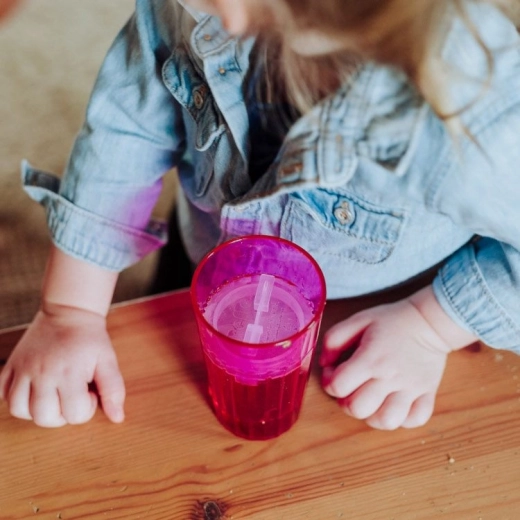 Stressfreies Lernen, aus einem offenen Becher zu trinken
