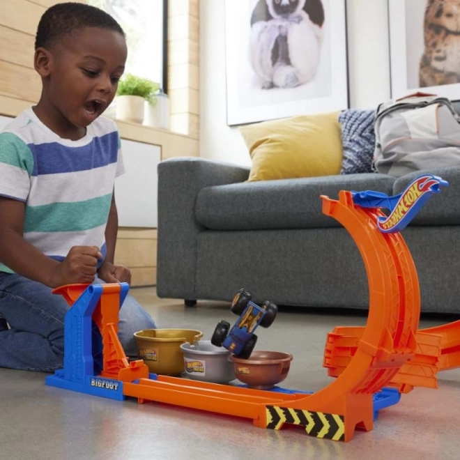 Hot Wheels Monster Trucks Looping-Strecke mit Bigfoot