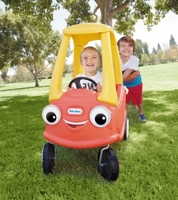 Kleines Tikes Cozy Coupe mit neuen Augen