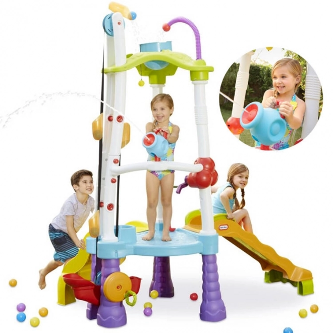 Kletterturm mit Wasserrutsche