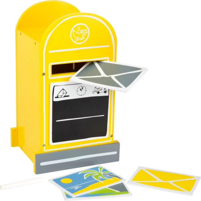 Holzbriefkasten mit Briefen