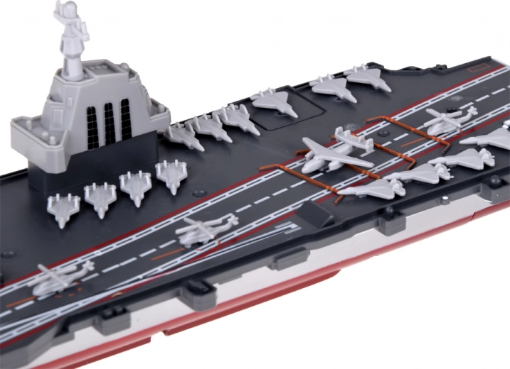 Detailreiches Deck mit Mini-Flugzeugen