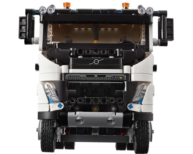 Authentischer VOLVO FMX mit funktionsfähiger Kabine und Motor