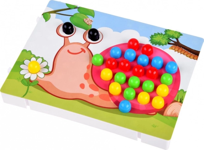 Bunte Knopfmosaik Spiel für Kinder