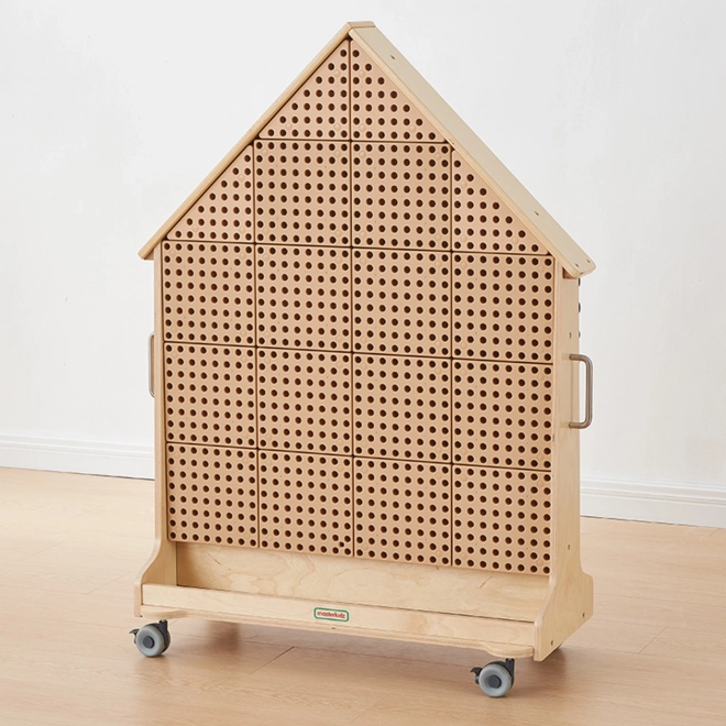 Holztafel in Form eines Hauses für STEM-Aktivitäten