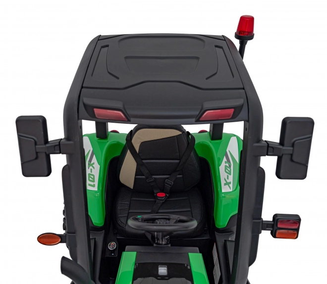 Kindertraktor mit grünem Anhänger