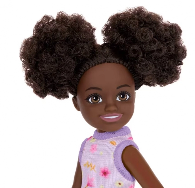 Barbie Chelsea Puppe mit lila Blumenkleid