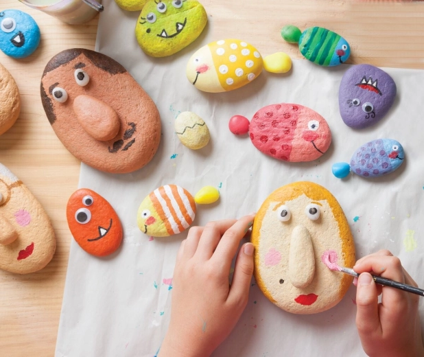 Fröhliche Steinchen mit Augen und 3D-Details