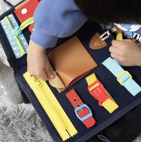 Manipulationstafel für Kinder in Taschendesign