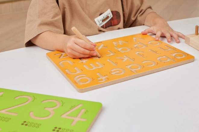 Holztafel mit Buchstaben