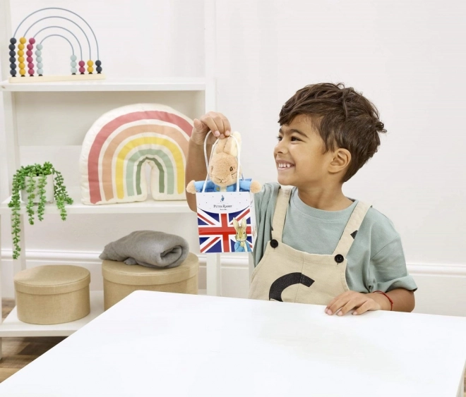 Plüschkaninchen Peter in Union Jack Geschenktasche