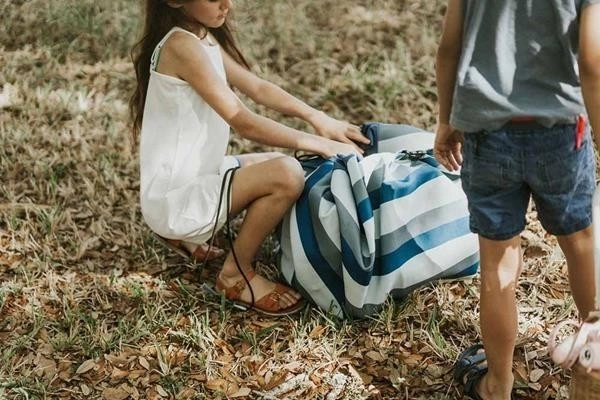 Outdoor Rucksack mit grünen Streifen