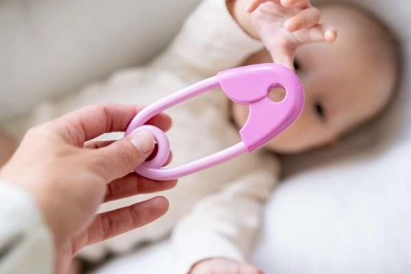 Rassel-Spielzeug für Babys - Kunststoff, 12cm, Rosa