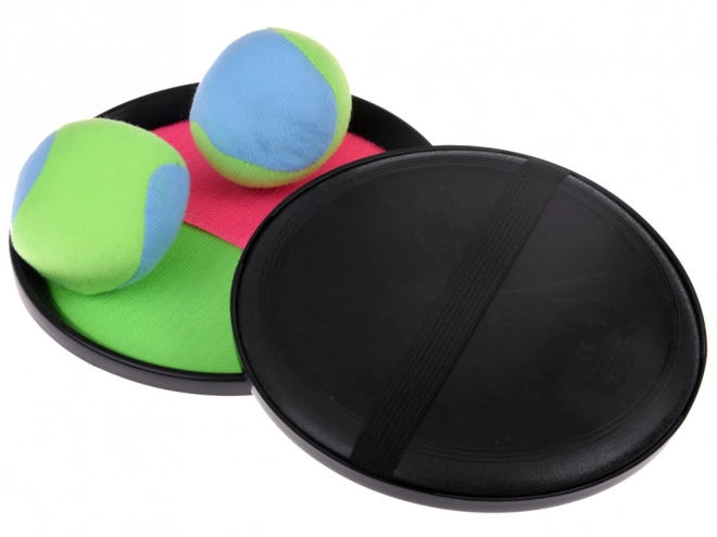 Spiel mit Fangschlägern und Klettbällen