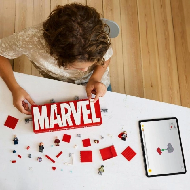 Marvel Logo mit Minifiguren Bausteinset