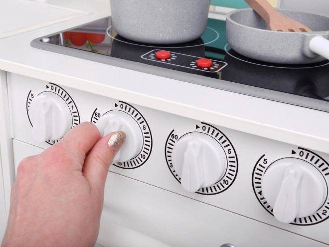 Große Holzküche mit Kühlschrank und Backofen