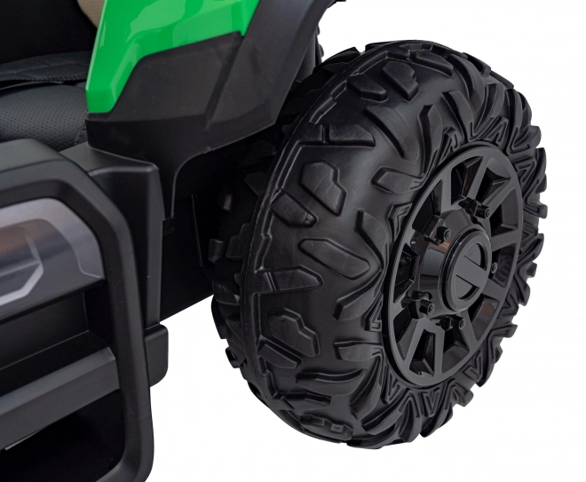 Kindertraktor mit grünem Anhänger