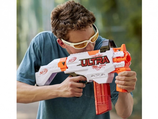 Nerf Ultra Focus Blaster mit Schaumstoffpfeilen