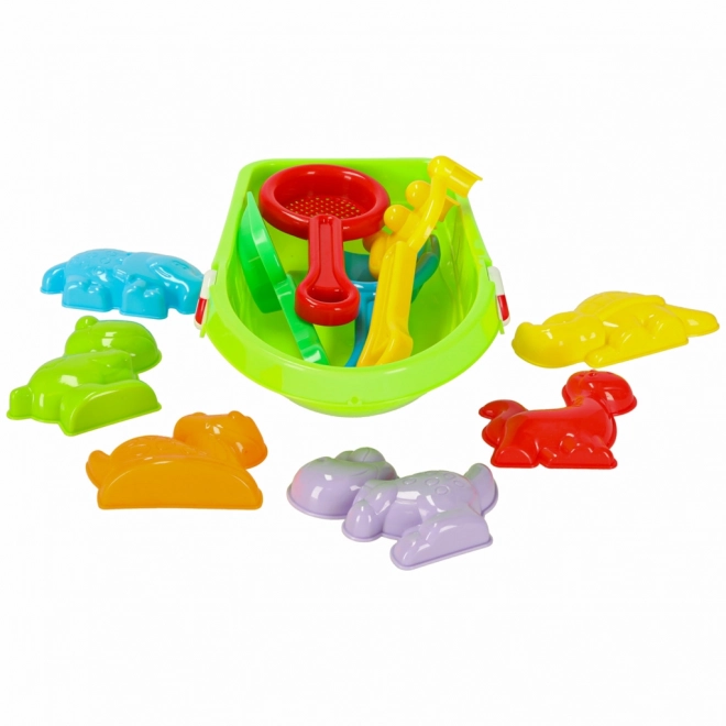 Kinderboot mit Sandspielzeug und Wasserpistole
