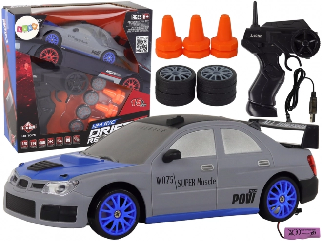 Ferngesteuerter Sportwagen R/C 1:24 mit austauschbaren Rädern – grau