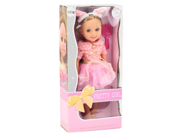 Elegante Spielpuppe mit langen Haaren und rosa Kleid