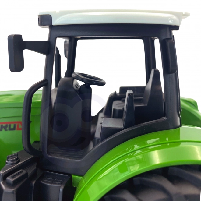 Traktor mit Gummirädern Grün