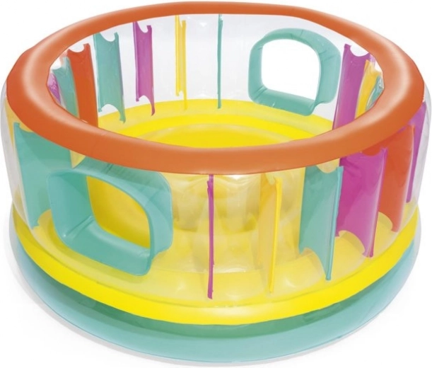 Umlaufende Wände und Fenster für sicheres Spielen