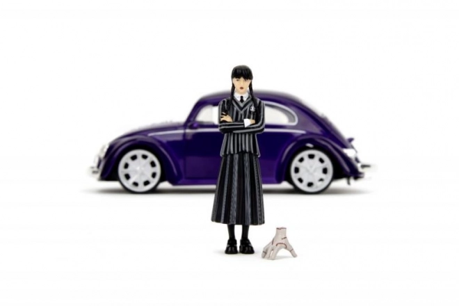 VW Käfer Model 1:24 mit Wednesday Addams Figur