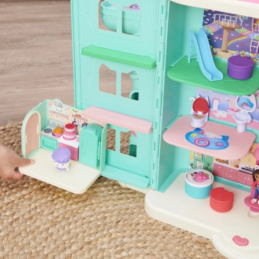 Öffnender Kühlschrank und funktionale Küche