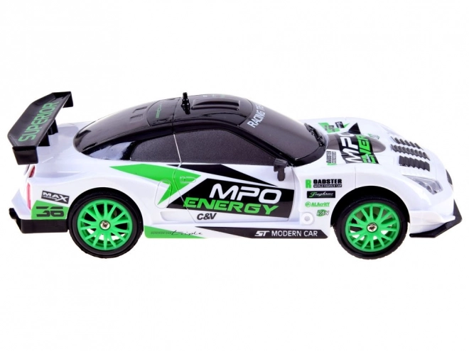 Ferngesteuertes Driftauto mit pylonen