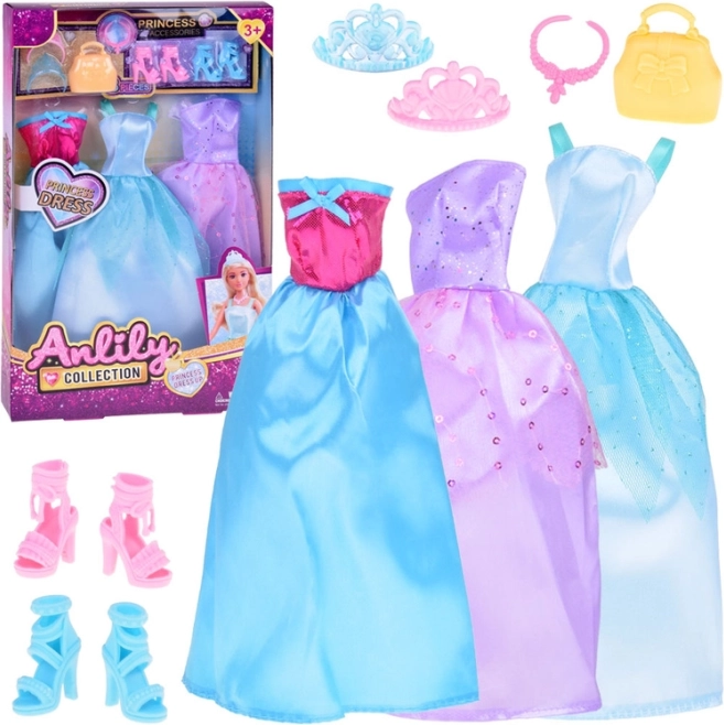 Set modischer Puppenkleidung mit Kleidern, Schmuck und Accessoires