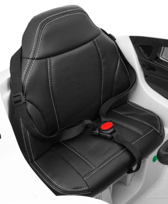 Bequemer Sitz aus Eco-Leder mit Sicherheitsgurten