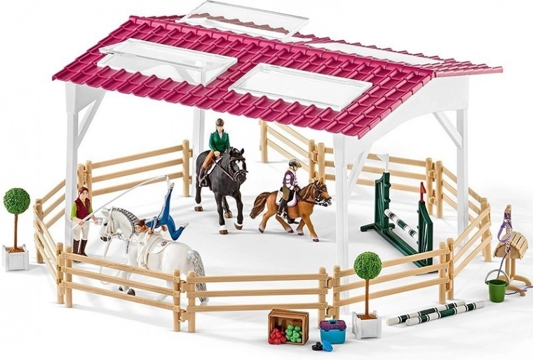 Überdachte Reitarena mit umstellbaren Zäunen
