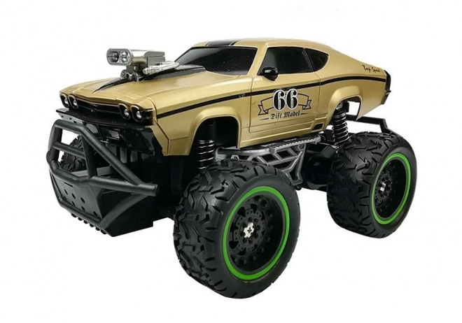 Ferngesteuertes Auto mit goldenen großen Rädern