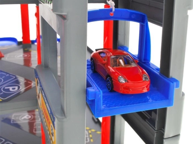 Aufzug und Spiralrampen für actionreiche Fahrten