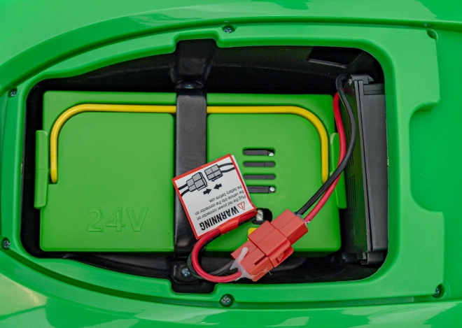Kindertraktor mit grünem Anhänger