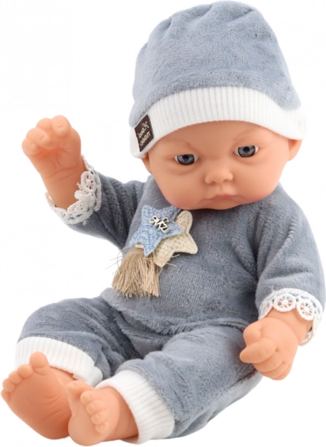 Baby-Puppe im grauen Pyjama mit Mütze